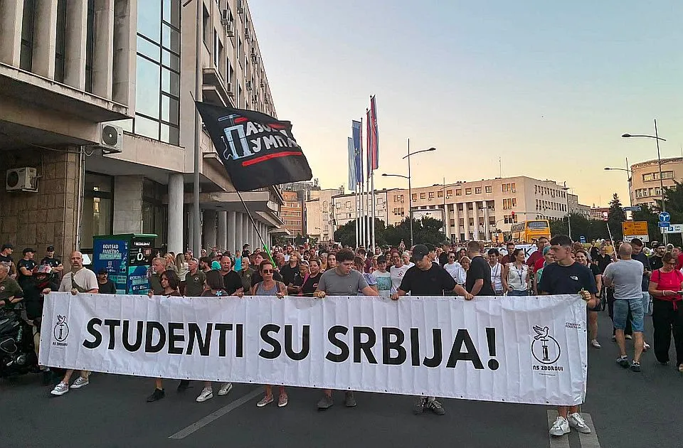 "Studenti pobeđuju!": Građani koji šetnjom obeležavaju godišnjicu sukoba u Novom Sadu skandiraju ispred prostorija SNS