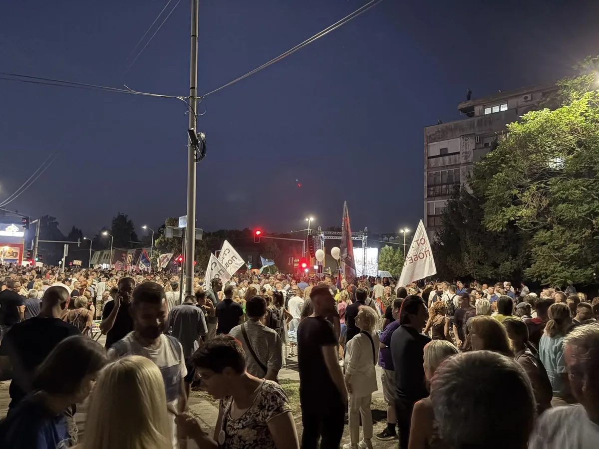 "Ranom zorom ulice su oprane i oribane od krvi. Za njih je to samo posao": Poslušajte vatreni govor bivšeg potpukovnika policije na protestu u Valjevu