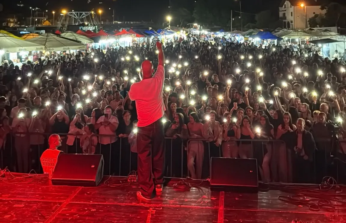 Boban Rajović napravio delirijum na poznatoj manifestaciji u Srbiji: „Ne trebaju mi ni muzičari…“ (FOTO/VIDEO)