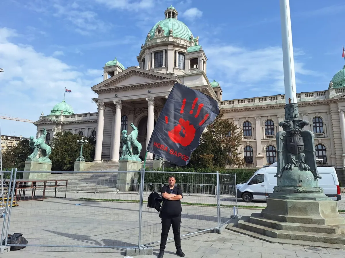 Zastava sa krvavom šakom dočekala Vučića u Novoj Varoši, pa usledila odmazda: Inspekcija zatvorila pekaru opozicionara, saznao od Nova.rs