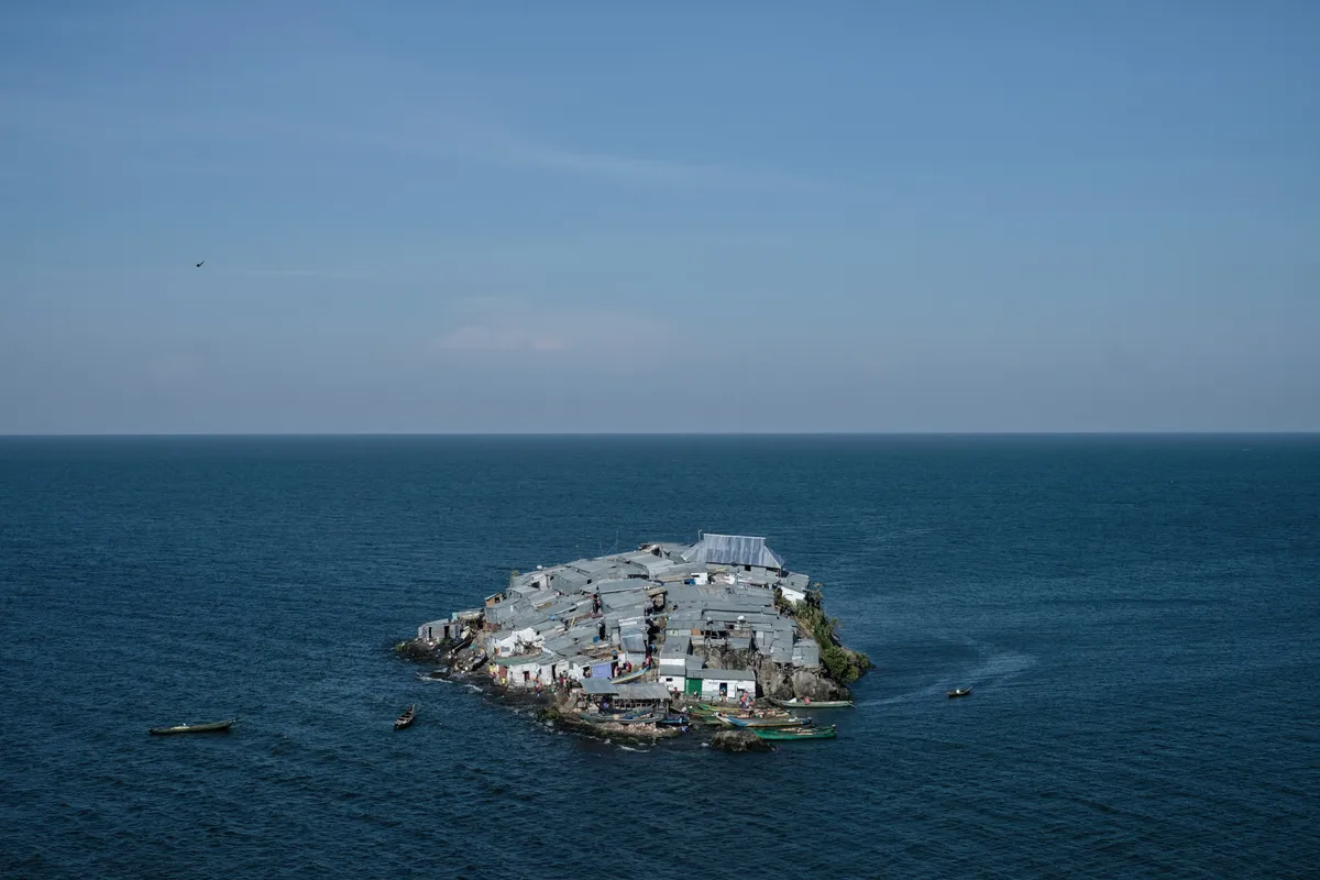 Na ovom neobičnom ostrvu živi 500 ljudi, iako je manje od polovine fudbalskog terena (FOTO)