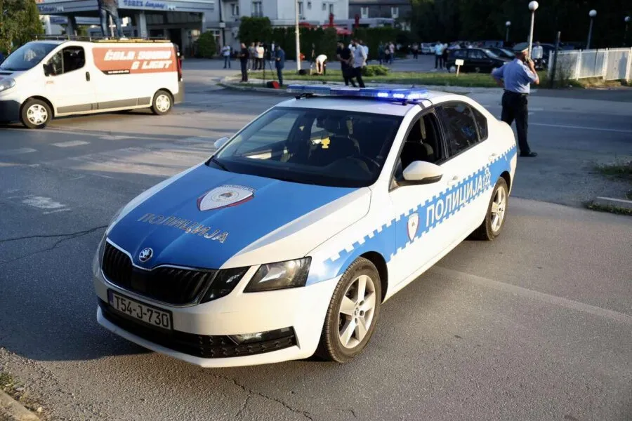 Detalji užasne nesreće na ulazu u Kotor Varoš: Preživeo samo vozač, vatrogasci sekli auto da izvuku žrtve