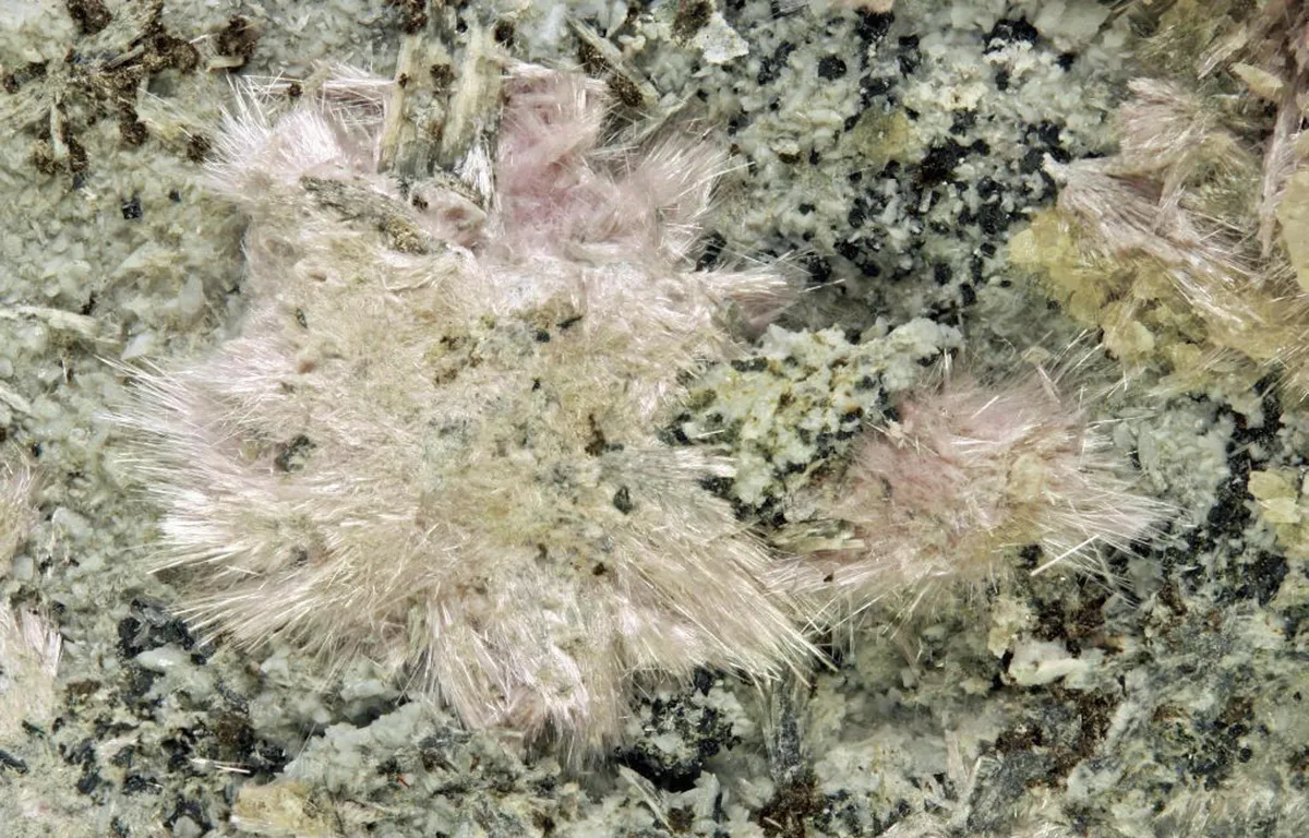 U Rusiji otkriven novi mineral, već na startu mnogo vredniji od zlata: Naučnici ostali zapanjeni kad su shvatili šta se sve nalazi u samo jednom kristalu