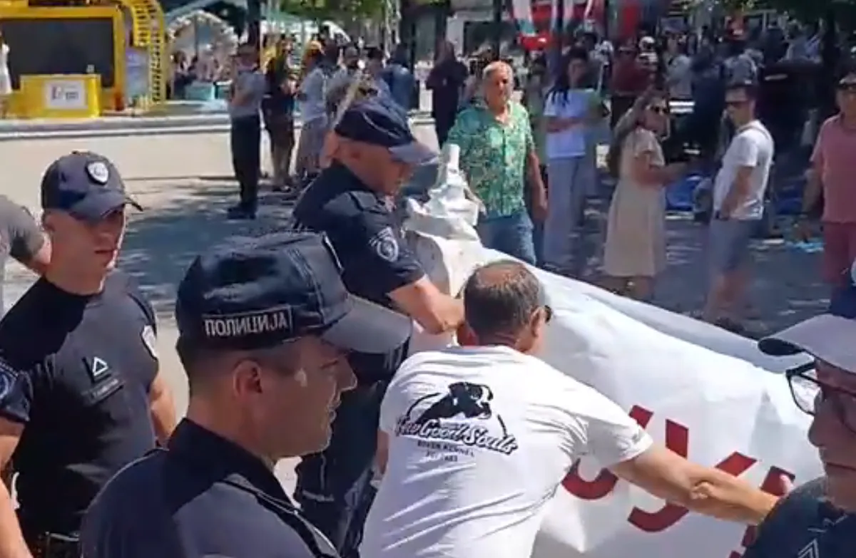 Policija oduzela transparent "Studenti pobeđuju" tokom Ekspo karavana u Kruševcu