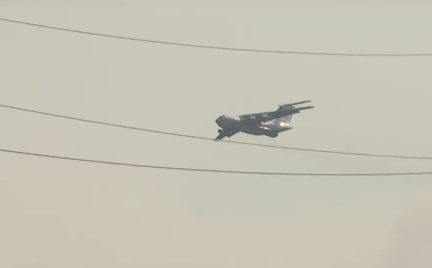 Pogledajte kako se ruski "Iljušin" bori protiv požara: "Bombardovanje" požara u Deliblatskoj peščari VIDEO