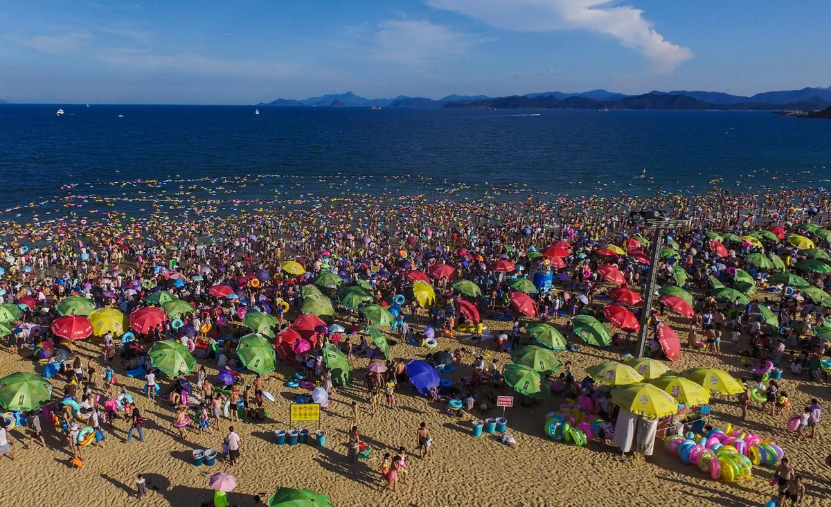 Plaža na kojoj ima "više ljudi nego peska" - gužva u Sutomoru je ništa prema ovome