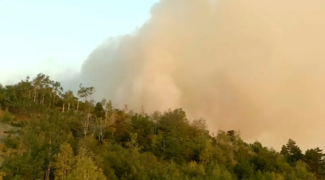 VIDEO Novi požar na Stolovima: Vatrogasci i volonteri ručno gase vatru, dim se širi ka Ibarskoj klisuri
