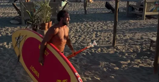 Svi gledaju u muža poznate folkerke: Slikala ga na plaži, a njegovo brutalno telo raspametilo žene (FOTO)