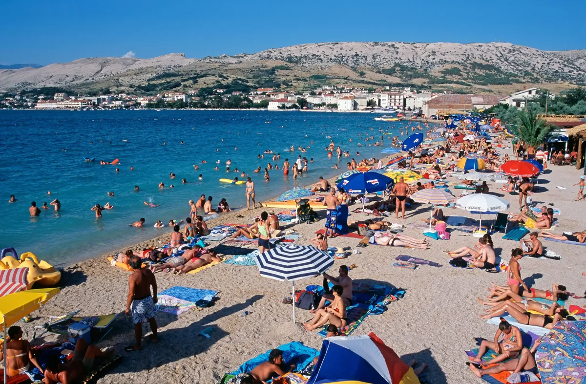 Na hrvatsku plažu je doplutao mrtvački sanduk i ova scena je dostojna filma
