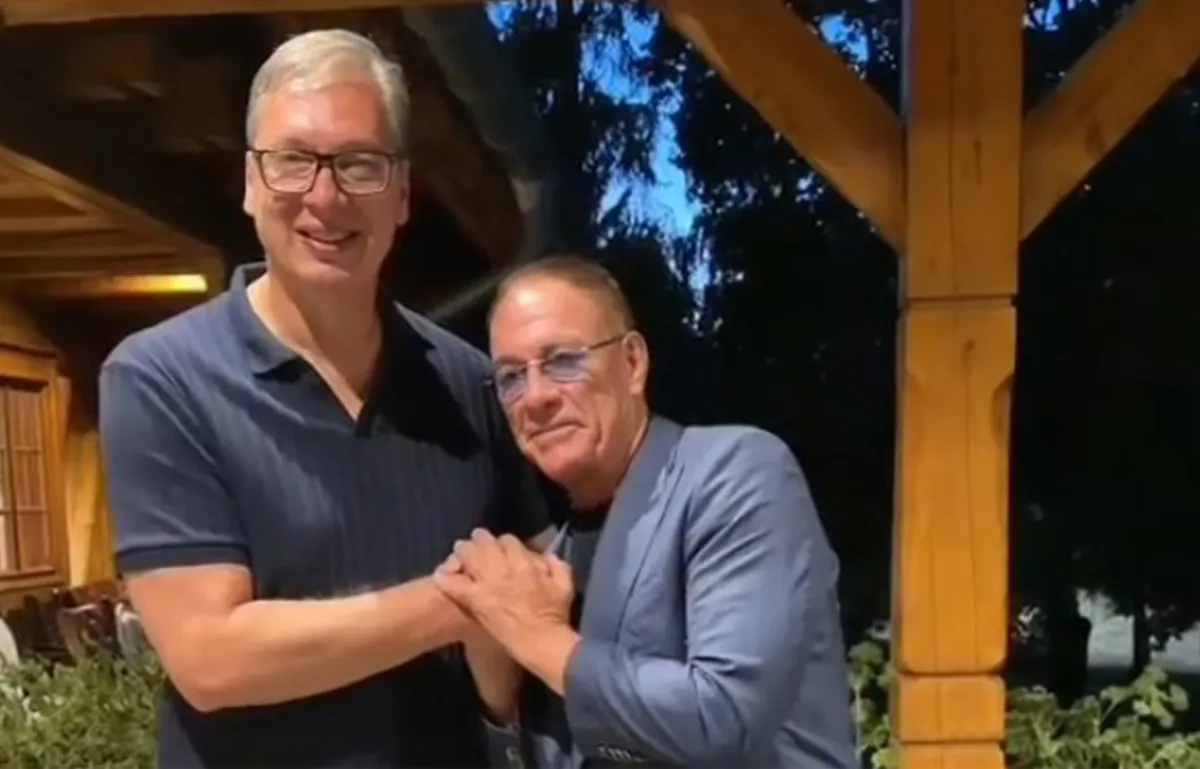 Od albanskog orla u Glogovcu do obaranja ruku sa Vučićem: Kako izgleda druženje Žan-Kloda van Dama sa balkanskim liderima