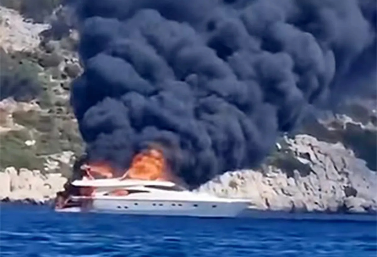VIDEO Požar na jahti u Dalmaciji: Gust dim kulja kod Čiova, a gori i kod Hvara