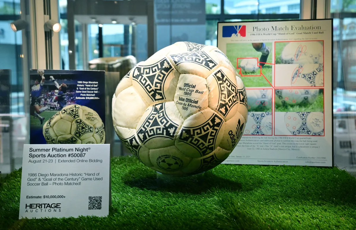 Lopta koju je dotakla Maradonina "Božija ruka" prodata za tri miliona dolara