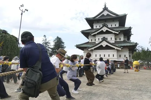 FOTO, VIDEO Kako pomeriti zamak od 360 tona? Japanci okupili 1.800 ljudi, prizor je neverovatan