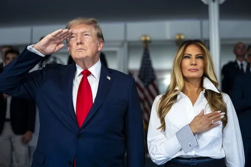 VIDEO Novi snimak podgrejao glasine o Trampu i Melaniji: Čim je pozvao asistentkinju, prva dama ustala i otišla, evo šta su im pročitali sa usana