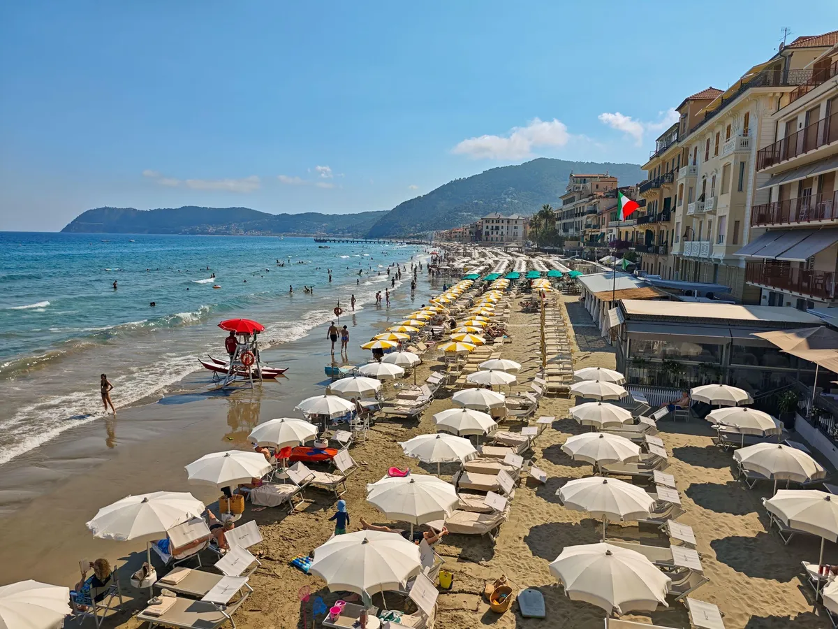 Misteriozni crni objekat isplivao na plažu, odmah aktivirana policija - niko ne zna odakle je stigao
