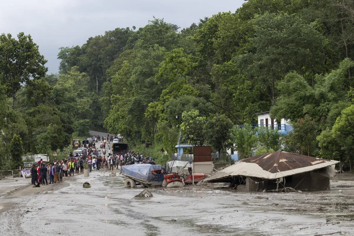 Novi poplavni talas preti Nepalu: Jezero se izliva, ljudi beže u brda