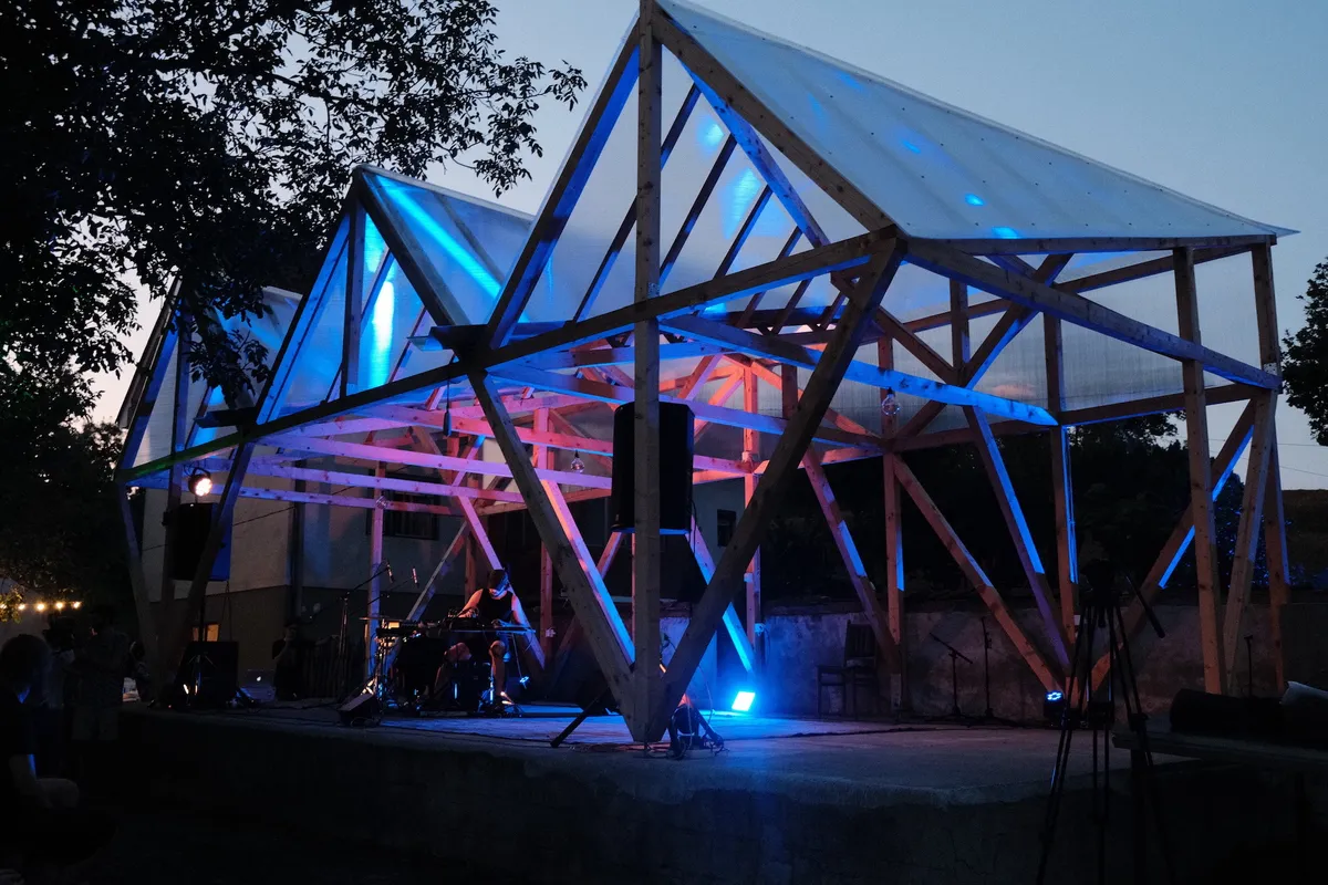 Spoj savremenog zvuka sa tradicijom, ritualom, improvizacijom i plesom: Šesti festival Polja u Šutcima za vikend