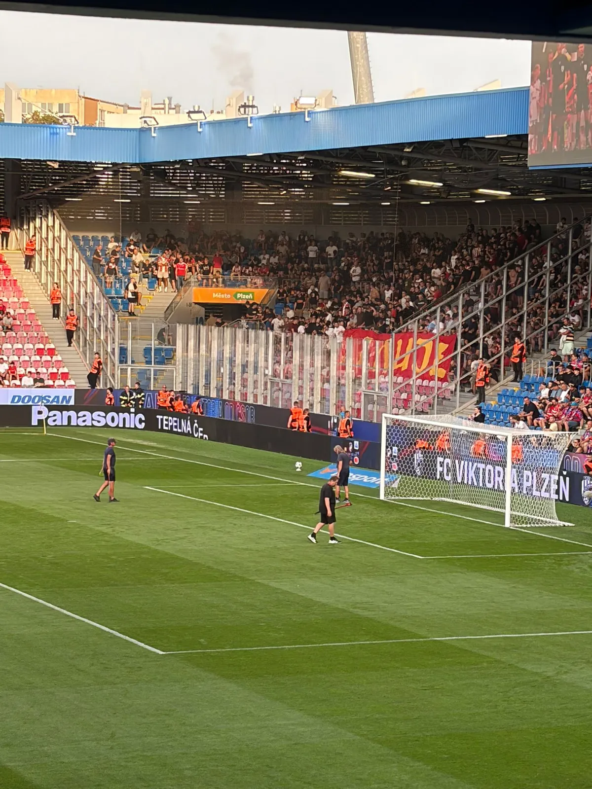 VIDEO Navijači Zvezde skandirali Ratku Mladiću u Plzenju, a onda je i klub reagovao - hoće li i UEFA?