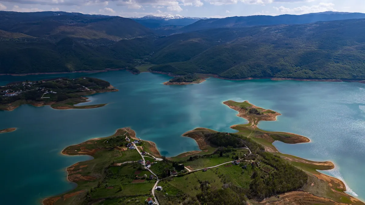 Ispod Ramskog jezera leži 20 sela - kada voda padne, iz dubine izrone kuće i groblja