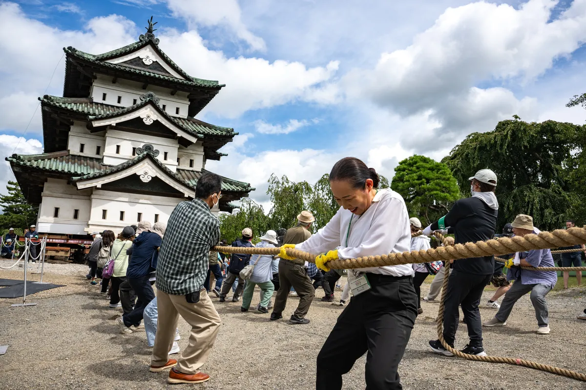 U Japanu se 1.800 ljudi okupilo da ručno pomeri 360 tona težak toranj zamka (VIDEO)