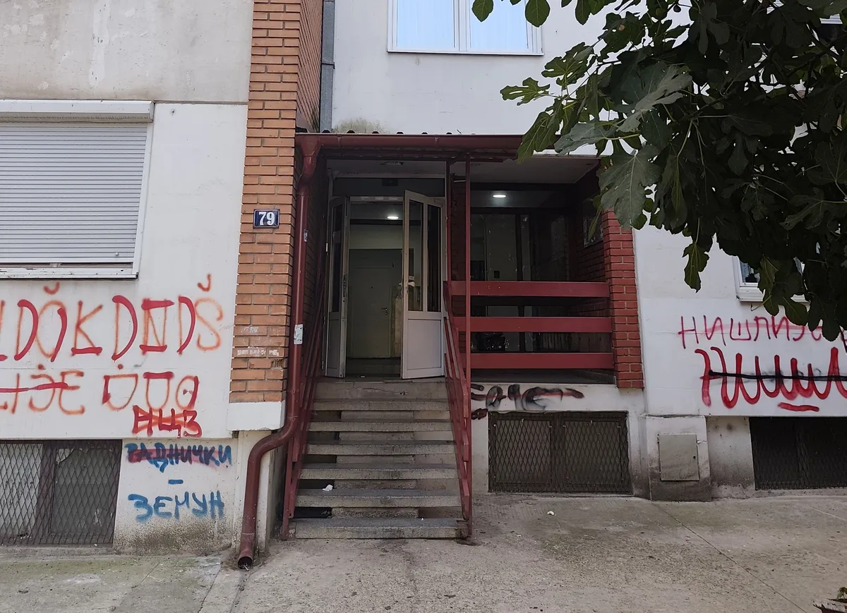 Ovo je zgrada u kojoj su nađena tela majke i sina: Oglasile se komšije koje su pozvale policiju FOTO