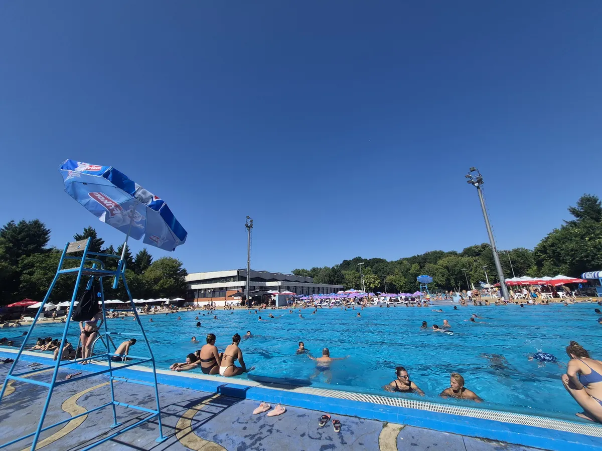 Beograđani okupirali bazene zbog paklenih vrućina: Na Banjici nema mesta, a evo koliko koštaju ulaz, ležaljke i hrana