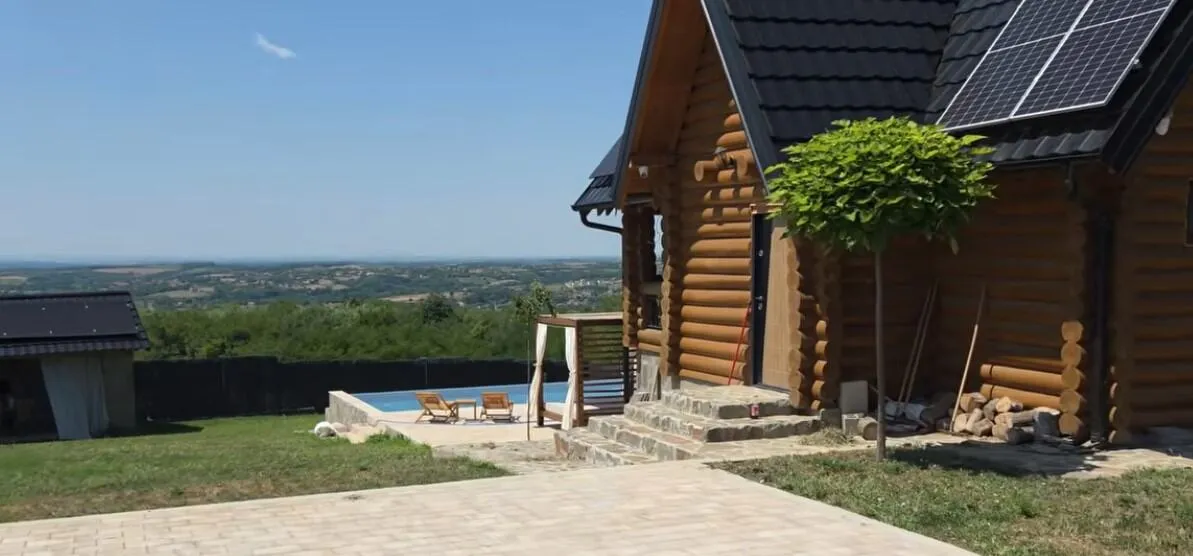 Drvena kuća, bazen, veliko dvorište i pogled na Beograd: Naš pevač je napravio raj na zemlji (FOTO/VIDEO)