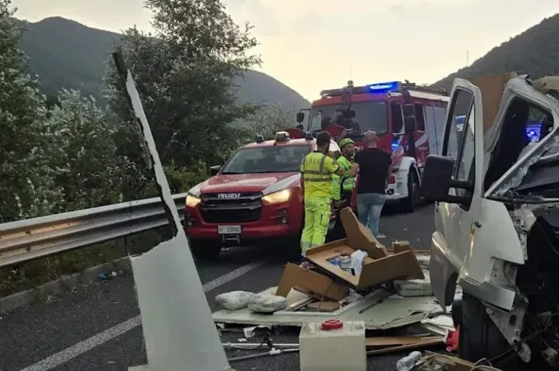 Stravična nesreća u Italiji: Kamper se zakucao u turistički autobus, šestoro mrtvih