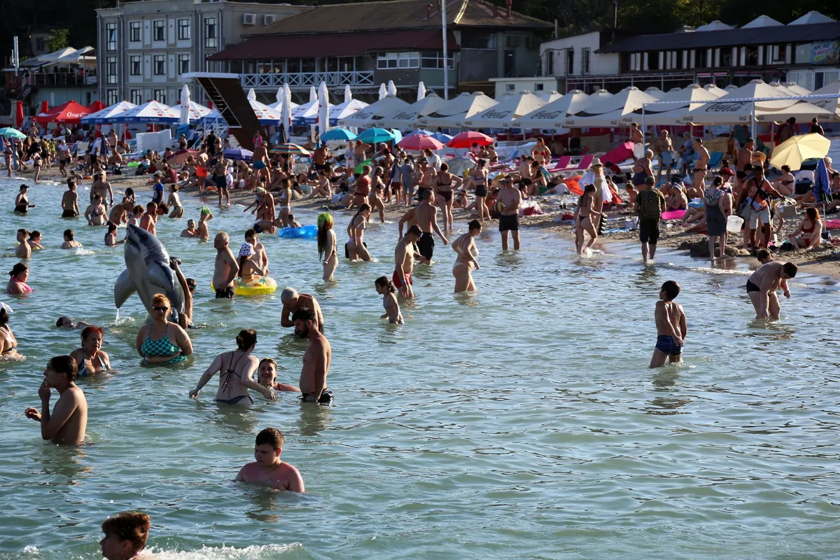 FOTO, VIDEO Plaže pune uprkos ratu: Ovako izgleda leto u Odesi dok odjekuju sirene za opasnost