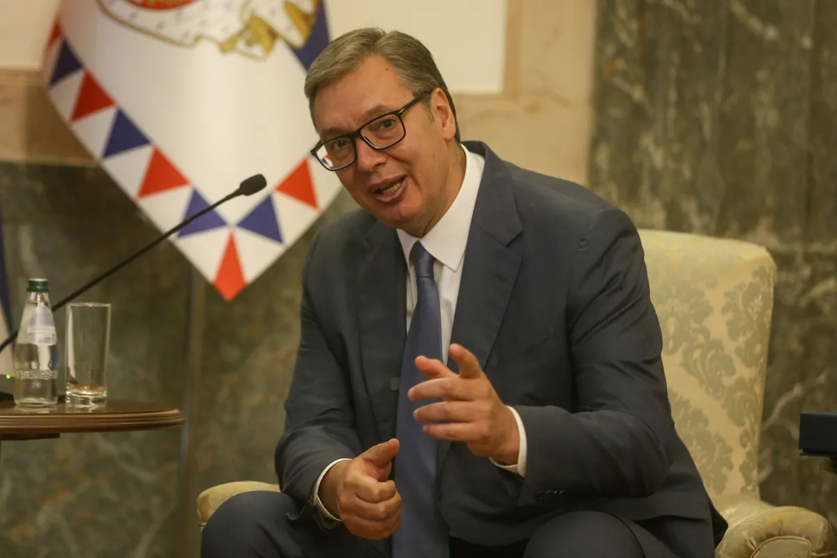 Vučić ničim izazvan ponižavao predstavnika FSS i Partizan u selu iz kog vuče korene: Predsednik opet insistira na podeli u nameri da bude vickast
