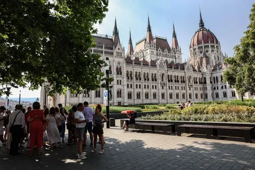 Zbog rekordnih vrućina u Mađarskoj radnicima dele bezalkoholno pivo, lubenice i sladoled