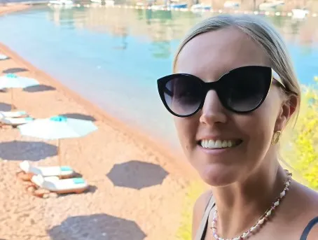 "Došla sam u Crnu Goru i kad su mi rekli koliko koštaju suncobran i ležaljka, bilo mi je jasno zašto nema nikoga. Ovakve cene nisu ni na Sejšelima i Fidžiju"