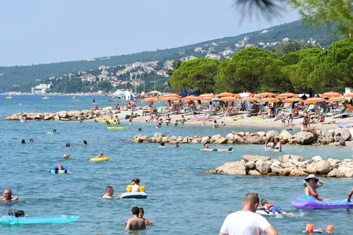 Drama na plaži u Crikvenici: Bor pao na kupače, povređeno dvoje odraslih i dvoje dece