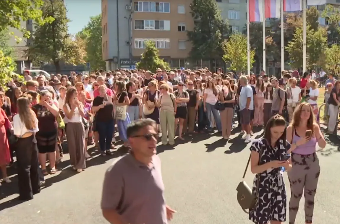U toku protest roditelja ispred Mašinske škole, direktor Jovine sedi u holu, đaci pored njega skandiraju "ostavka" "niko vas ne želi"