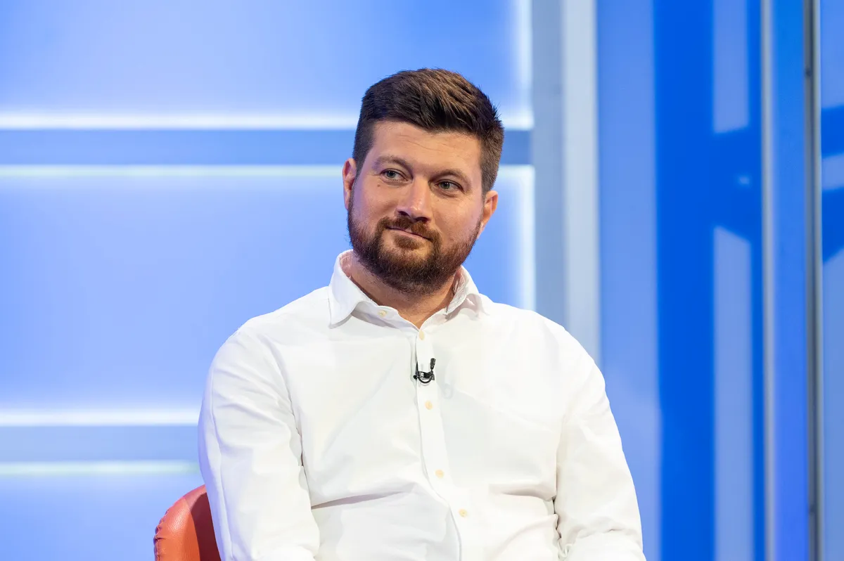 Kandidat Studentske liste Nemanja Karović postavio pitanje predstavnici SNS. Usledio muk u studiju RTS VIDEO