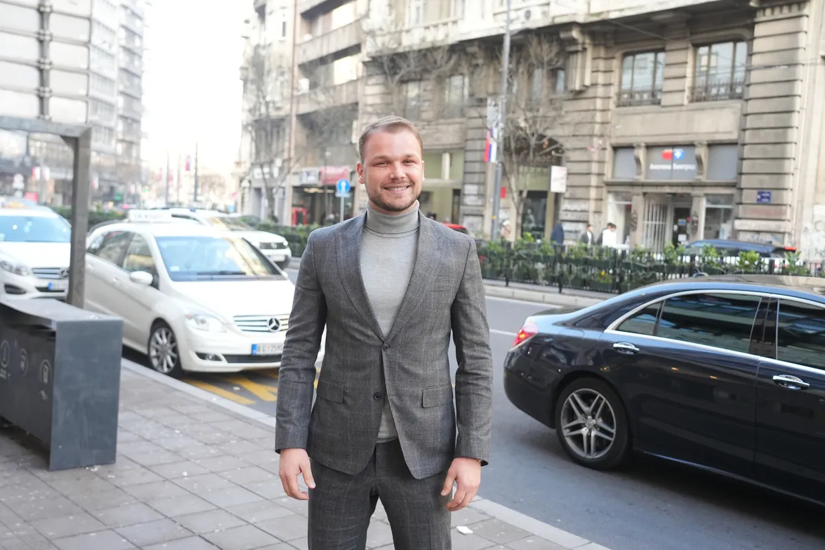 VIDEO Stanivuković angažovao vatrogasce da mu prave veštačku kišu za snimanje spota: Dok su gorele livade, on snimao dramatične kadrove