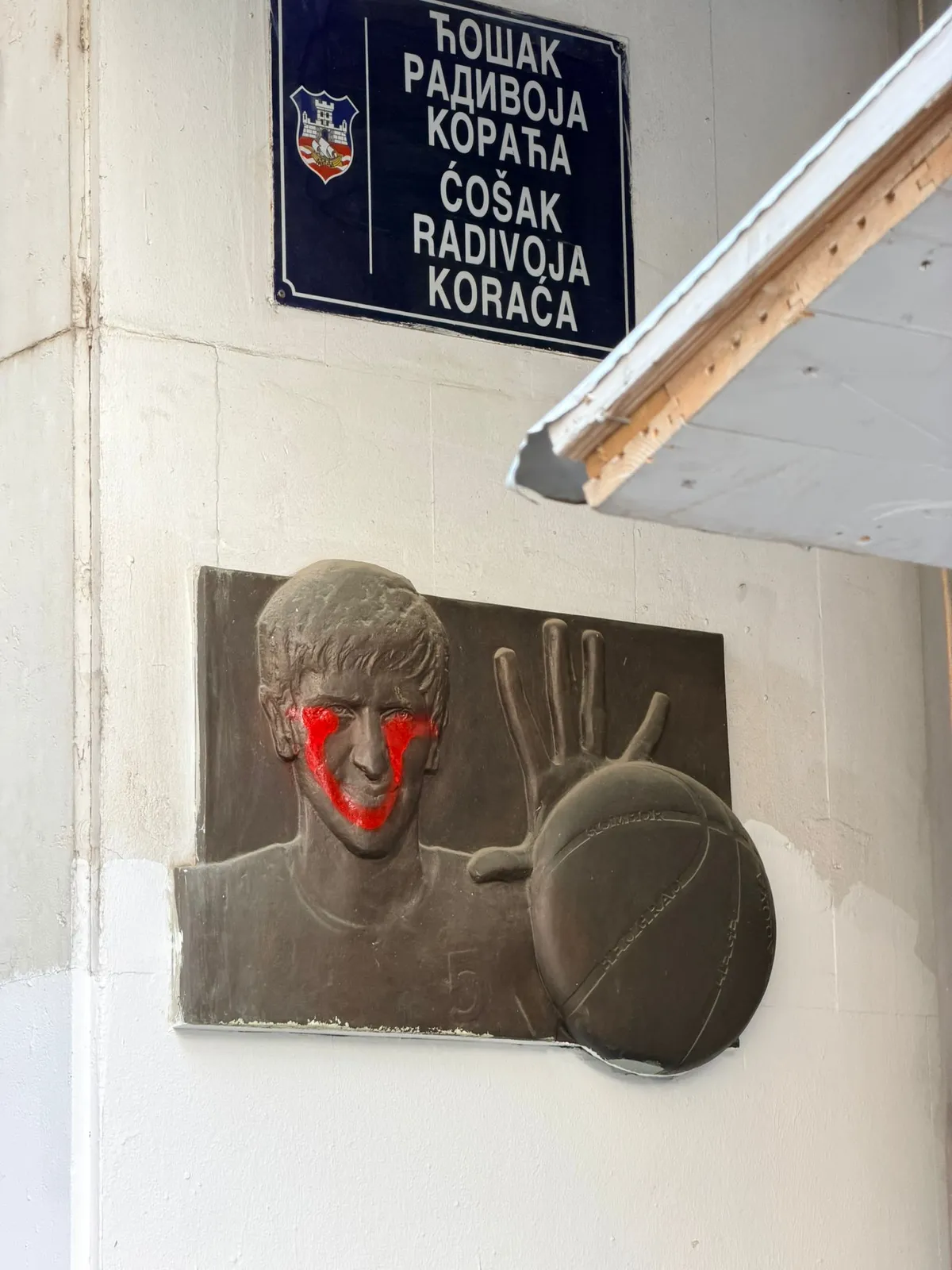 Imate li bar malo srama? Unakažena spomen-ploča Radivoja Koraća, gde je granica?