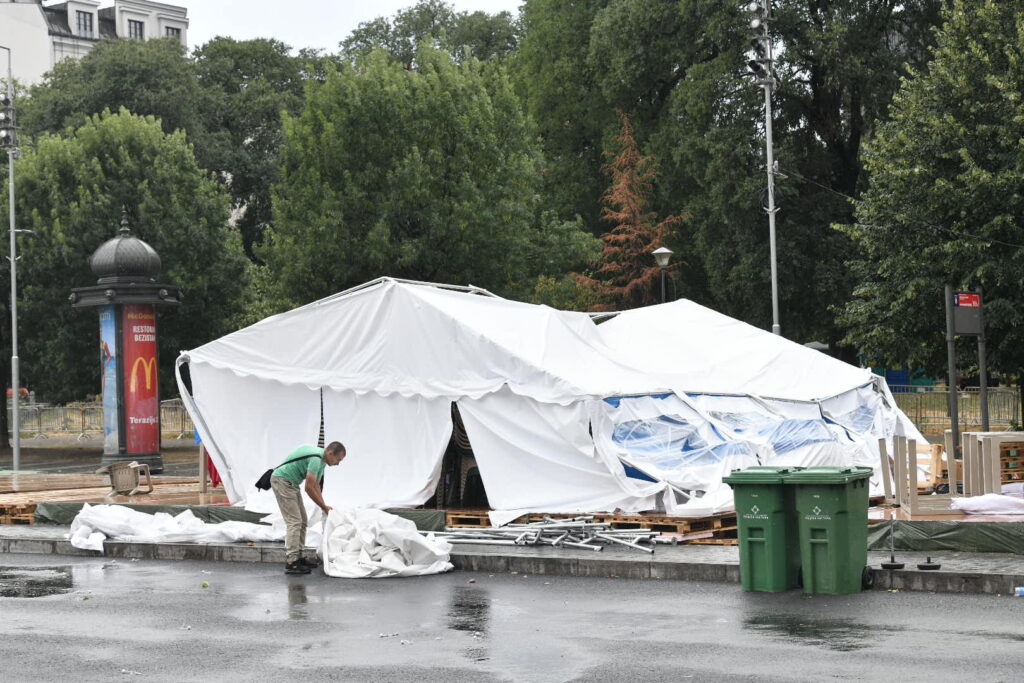 Beograd 08. jul 2025. Snažno nevreme pogodilo je danas Beograd i tom prilokom jak vetar odneo šatore ispred Pionirskog parka u naselju Ćacilend Foto:Goran Srdanov/Nova.rs