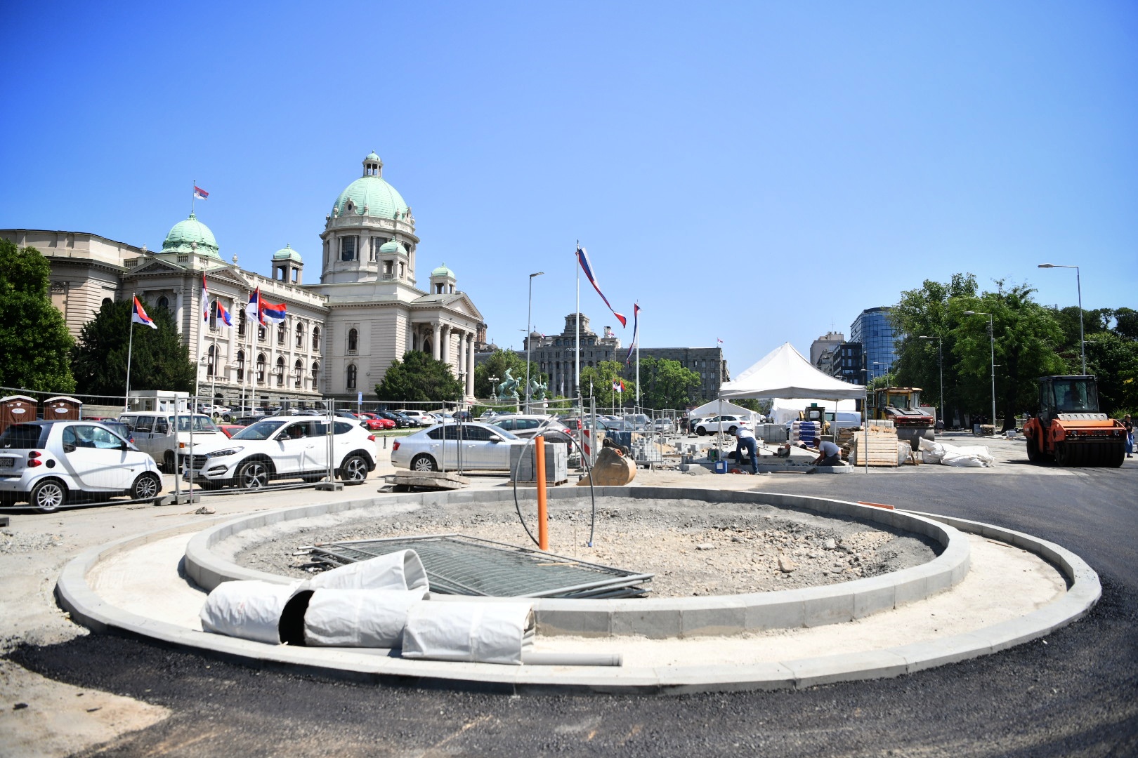 Beograd12. jun 2025. Radovi oko Skupštine Srbije i na trgu Nikole Pasica, radnici, mehanizacija, Ćacilend  Foto:Vesna Lali'&amp;Nova.rs