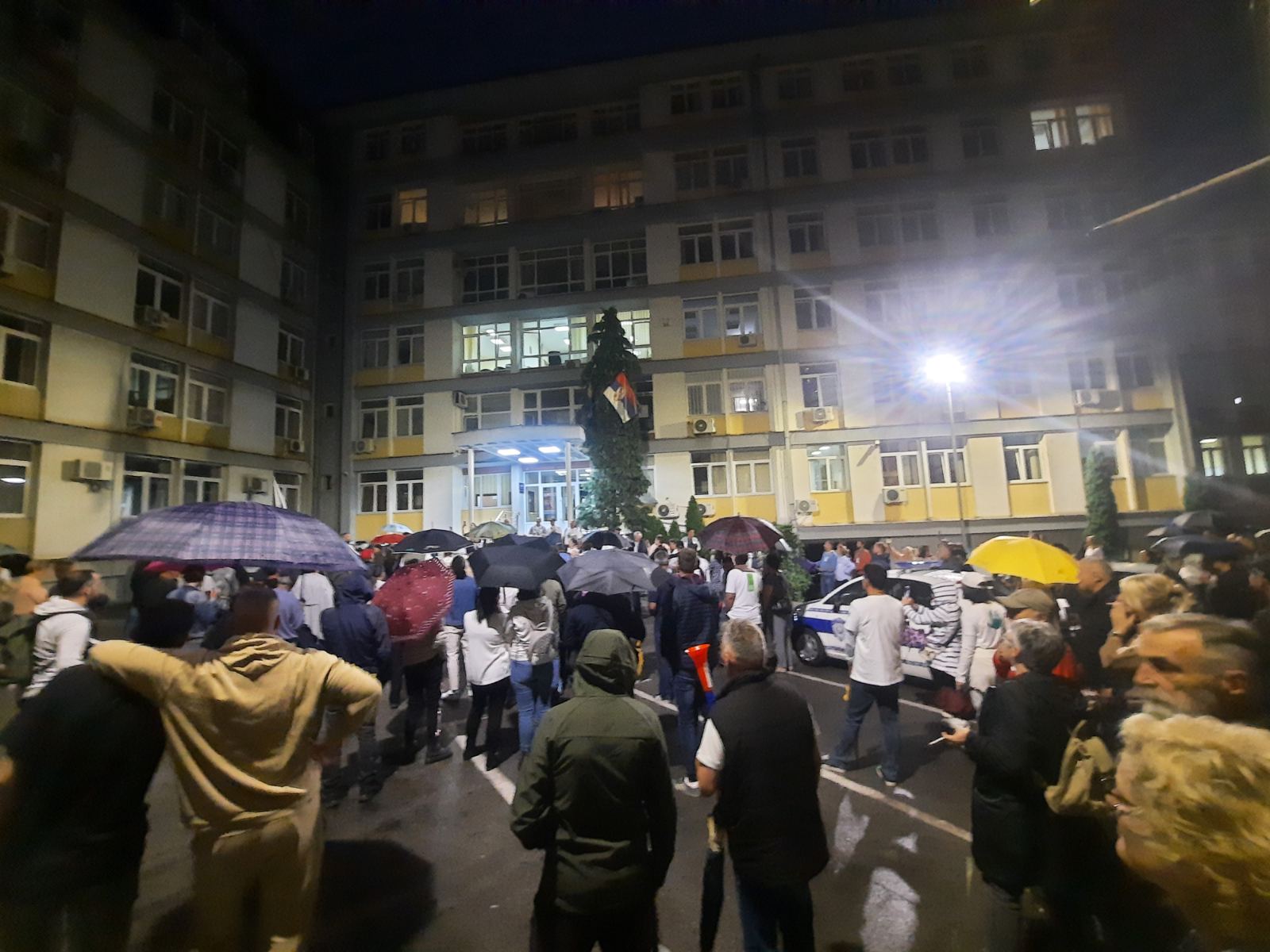 Užice. Užičani ispred policijske stanice u Užicu. Skup podrške za studente Novog Pazara Foto: Slavica Panić/Nova.rs