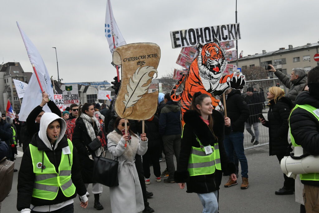 transparent, sretenjski ustav, ekonomski tigar
Kragujevac 15.02.2025. Akcija Sretnimo se na Sretenje u Kragujevcu. Studentski protest, okupljanje studenata i građana, gradjana Foto: Vladislav Mitić/Nova.rs