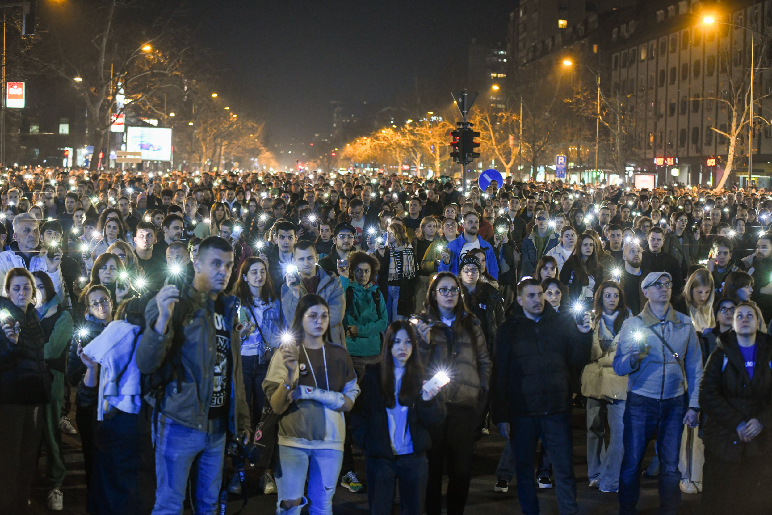 Novi Sad 21. mart 2025. Građani su se okupili večeras kako bi odali počast Vukašinu Crnčeviću, 16. žrtvi pada nadstrešnice Železničke stanice u Novom Sadu Foto:Nenad Mihajlović/Nova.rs BEZ POTPISA