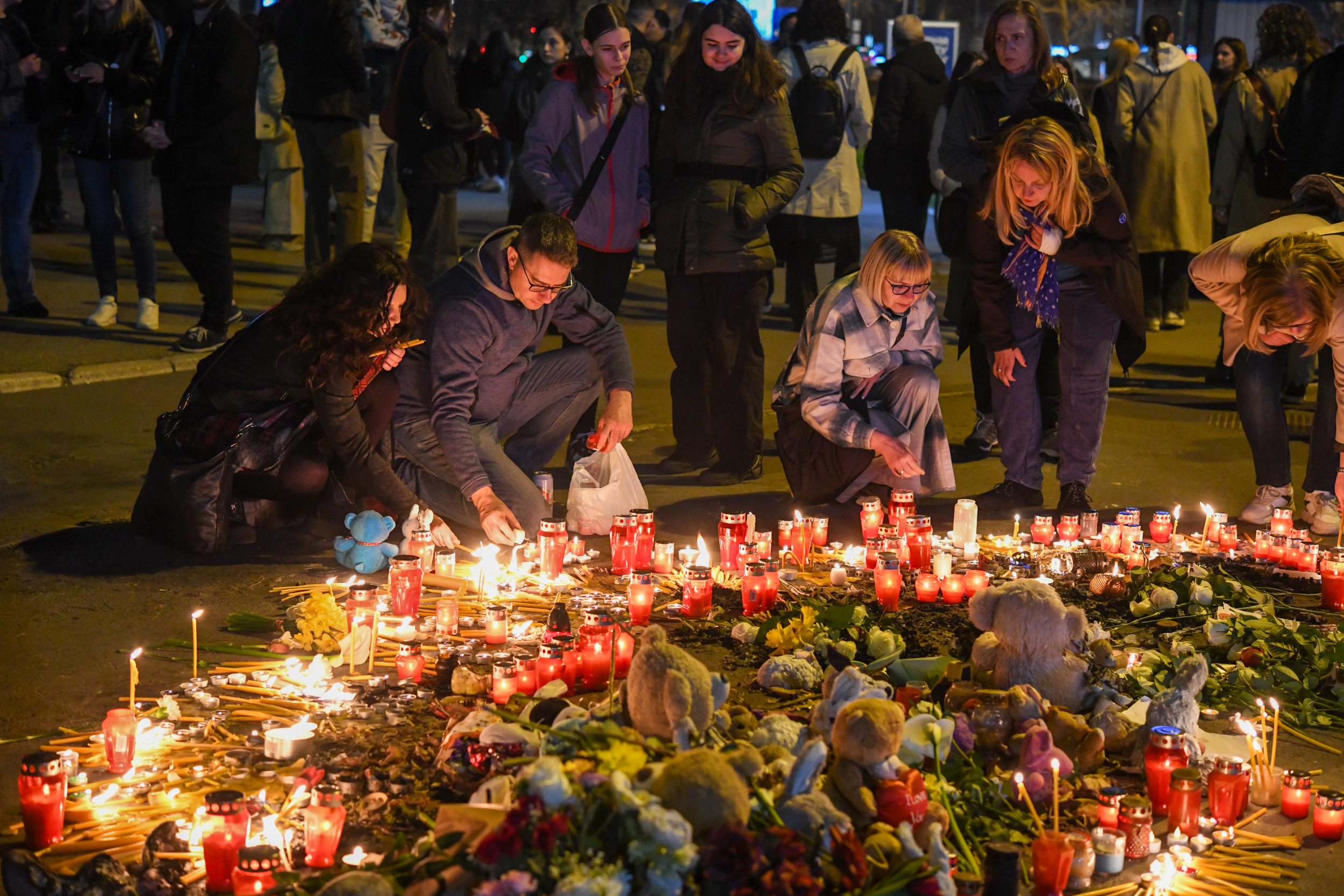 Novi Sad 21. mart 2025. Građani su se okupili večeras kako bi odali počast Vukašinu Crnčeviću, 16. žrtvi pada nadstrešnice Železničke stanice u Novom Sadu Foto:Nenad Mihajlović/Nova.rs BEZ POTPISA