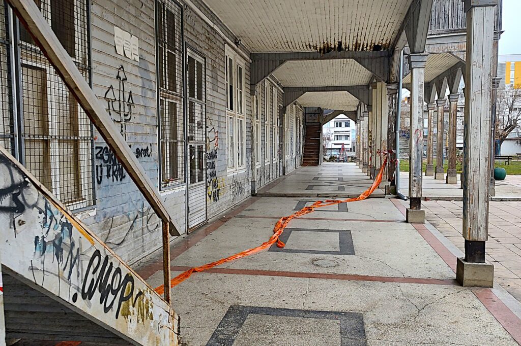 Na zgradi kragujevačke Sokolane u naselju Stara radnička Kolonija jedva se primećuje da je ona obeležena trakom za opasnost koju je u petak, 13. decembra 2024. godine postavila Građevinska inspekcija Kragujevca.