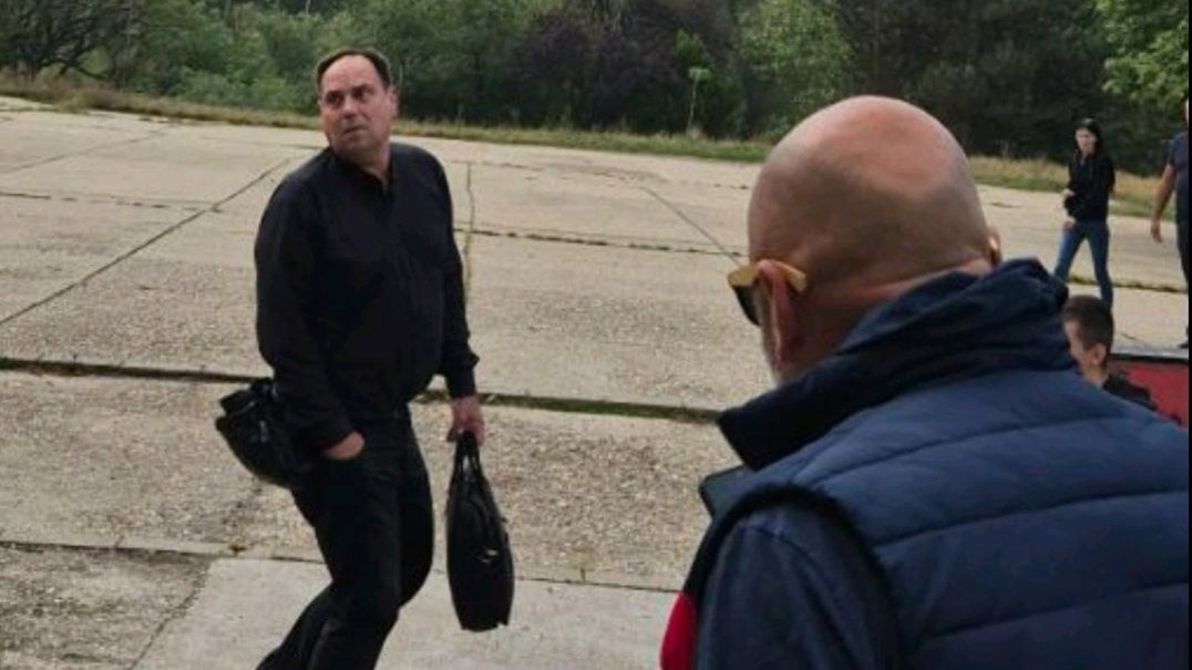 OŠ Pavle Savić, direktor, novi krop
Trenutno ispred OŠ Pavle Savić, roditleji ponovo oterali direktora Nenada Tasića Foto:Privatna arhiva