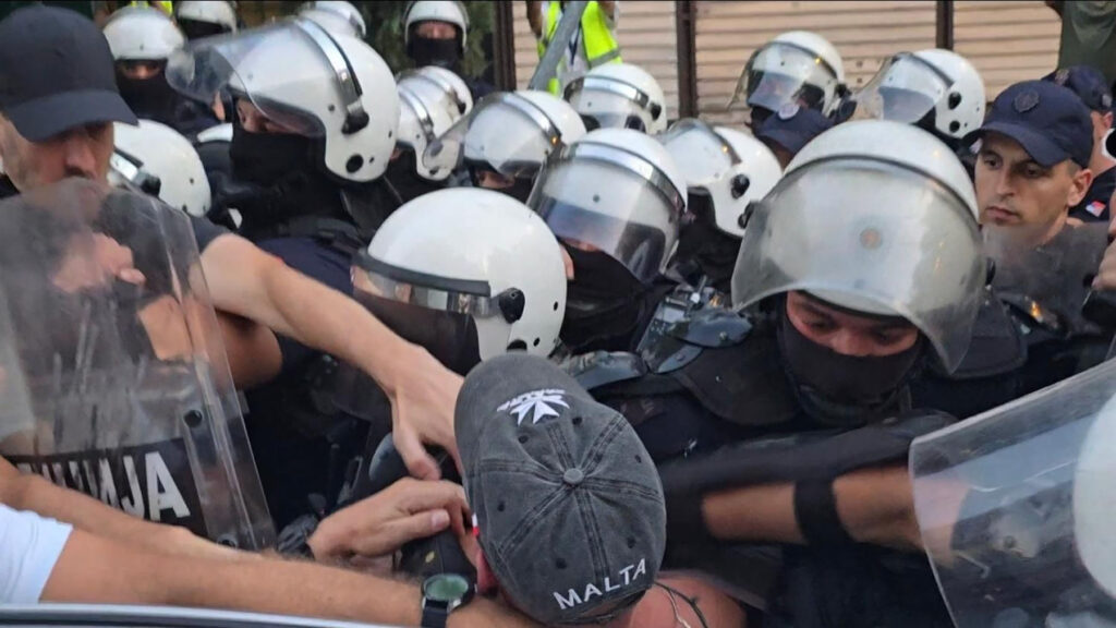 Mesto: Beograd
Datum: Sat Sep 13 19:08:48 CEST 2025
Dogadjaj: DRUŠTVO/POLITIKA/POLICIJA - Sukob policije i demonstranata tokom protestne šetnje članova zborova građana i studenata na Voždovcu
Fotoreporter: Marko Dragoslavić
Izvor: FoNet