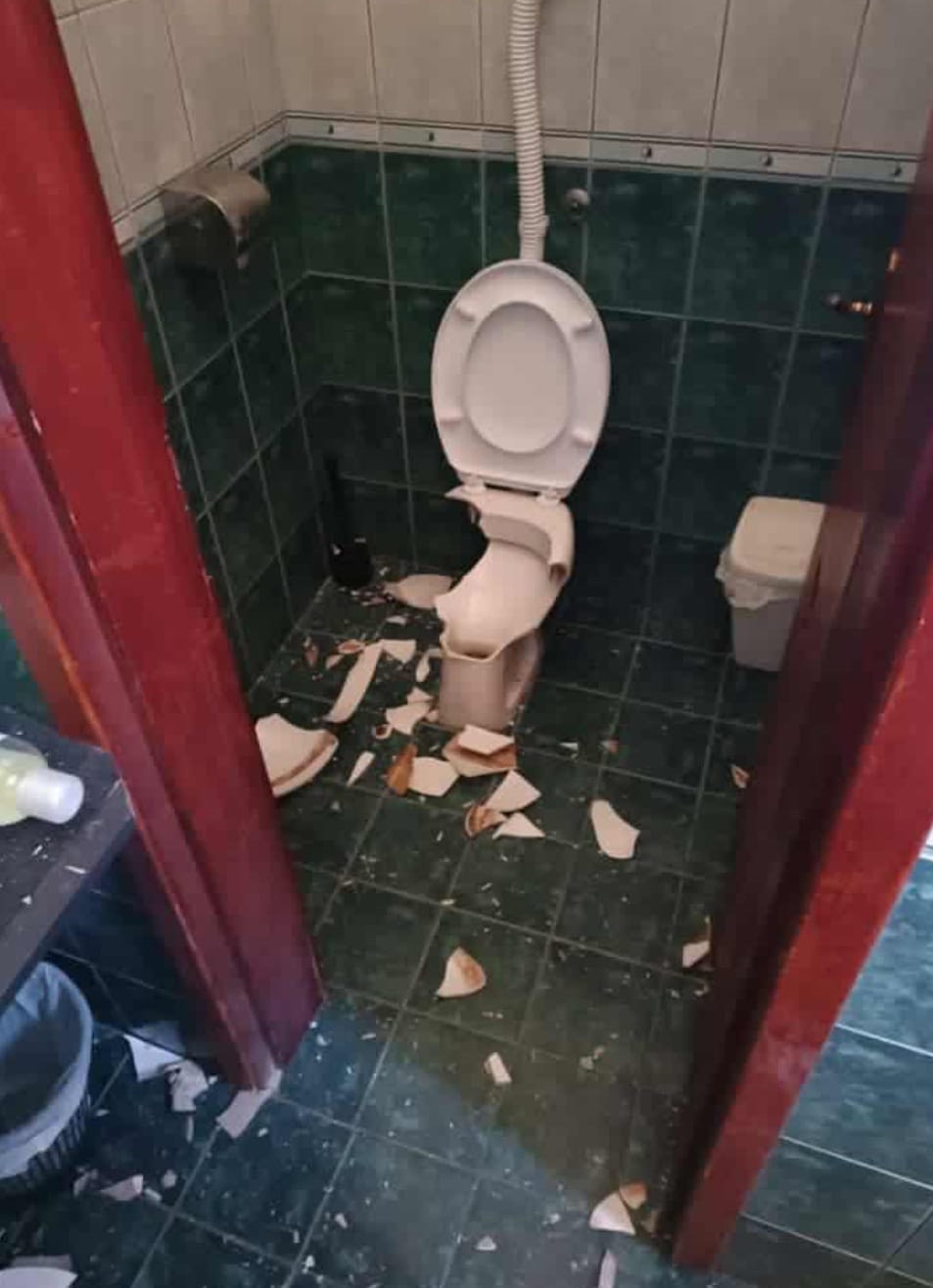 Demoliran kafić sina kome je otac bio u koloni traktora za Novi Sad (1)