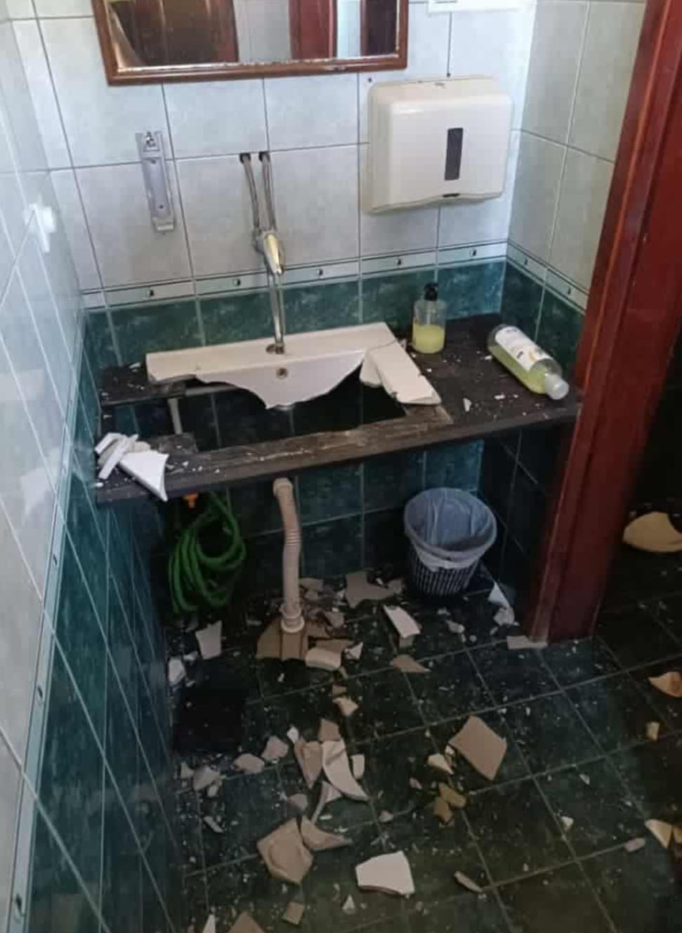 Demoliran kafić sina kome je otac bio u koloni traktora za Novi Sad (2)