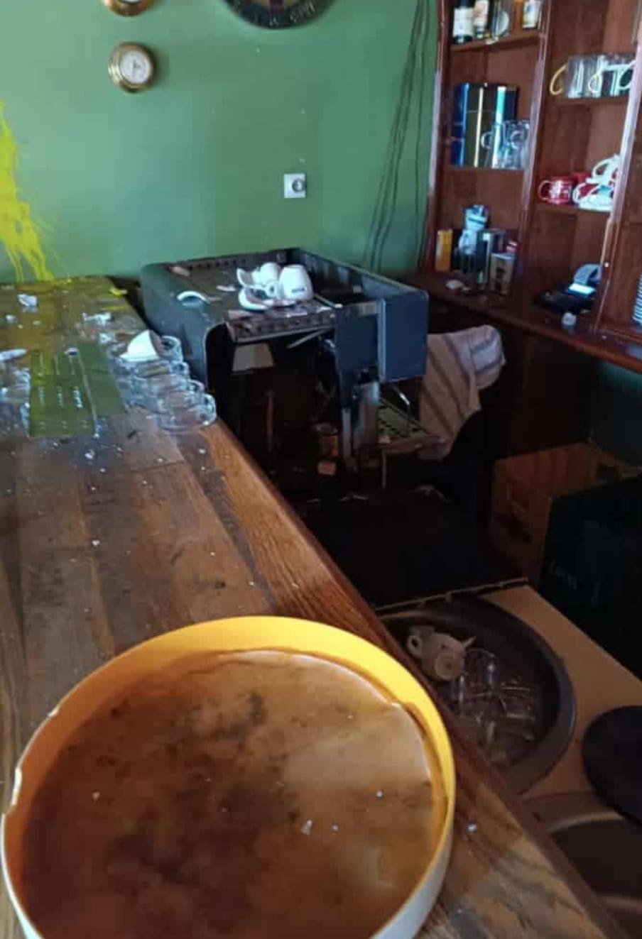 Demoliran kafić sina kome je otac bio u koloni traktora za Novi Sad (3)