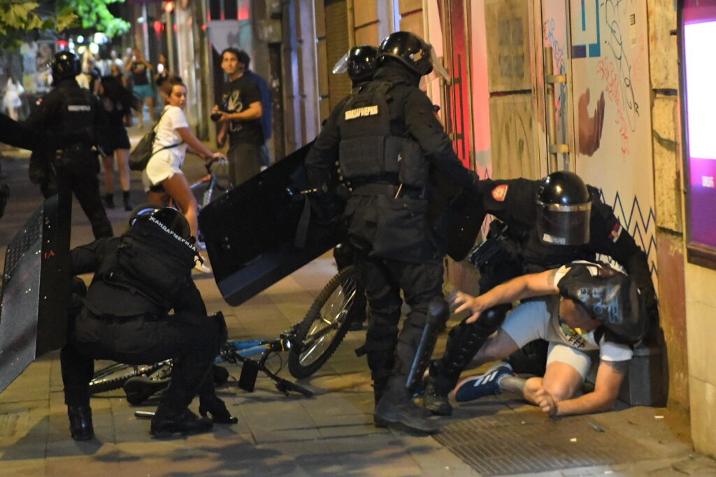 Beograd 03. jul 2025. Razbijanje blokada kod Vuka, građanska neposlušnost prebijanje policija hapsenje  Foto:Amir Hamzagić/Nova.rs